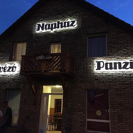 Bed and Breakfast Naphaz Panzio Tiszafüred Exterior foto