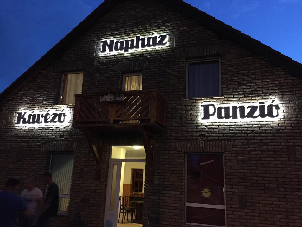 Bed and Breakfast Naphaz Panzio Tiszafüred Exterior foto
