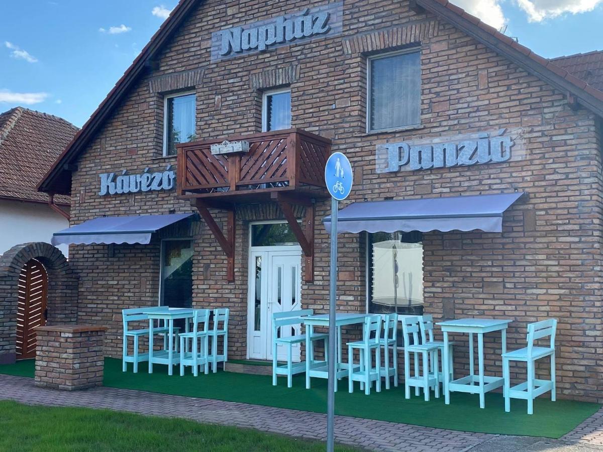 Bed and Breakfast Naphaz Panzio Tiszafüred Exterior foto